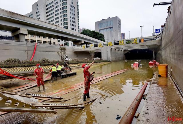 北路|逃出郑州京广北路隧道 亲历者：车不要了，保命要紧