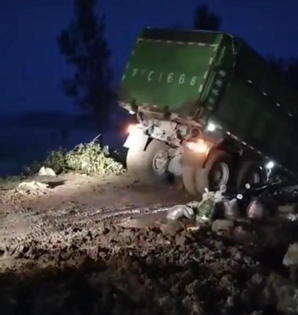 车尾灯|投车堵决口的卡车司机发声:车可以再买,但如果被淹了,损失会更多