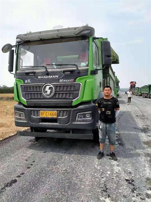 车尾灯|投车堵决口的卡车司机发声:车可以再买,但如果被淹了,损失会更多