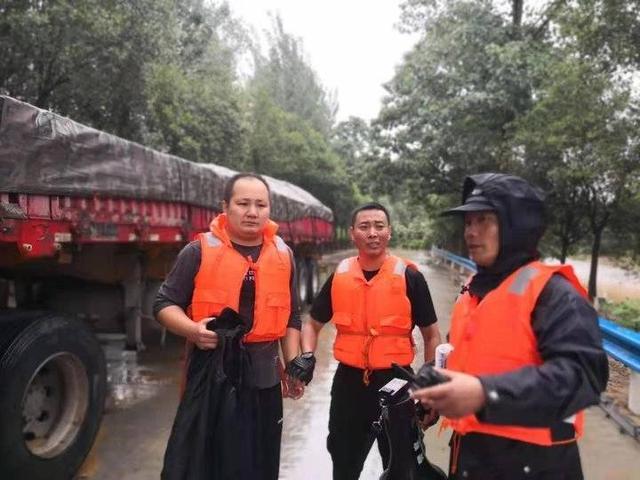 金河湾|奇迹生还！救51人民警被冲走10小时后自救归来，熬过惊魂的一夜