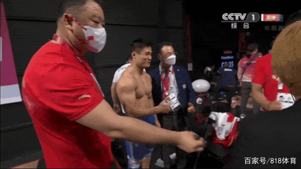 裁判|裁判找吕小军签名 创3项奥运纪录夺冠 技术动作在国外是教科书级别的存在