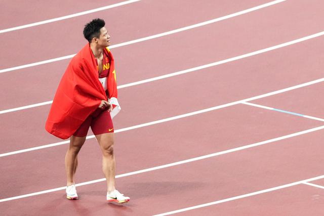 进入国家队|奇迹！奥运百米进决赛，苏炳添身披国旗哽咽：完成了梦想