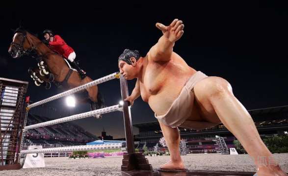 雕像|东京奥运又一阴间行为! 马术赛场的相扑雕像把马吓跑了