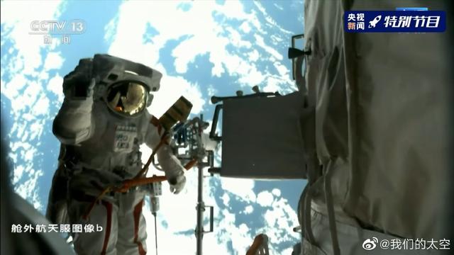 航天员|聂海胜和地球合影太空大片 网友:太牛了,我最多和地球仪(合影)