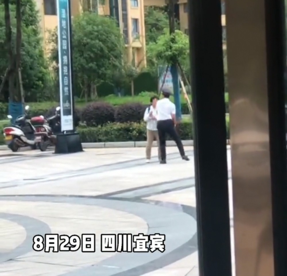 耳光|已被刑拘！四川宜宾一大妈和保安互扇耳光后，叫来4人围殴保安