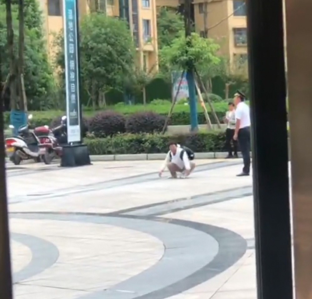 耳光|已被刑拘！四川宜宾一大妈和保安互扇耳光后，叫来4人围殴保安