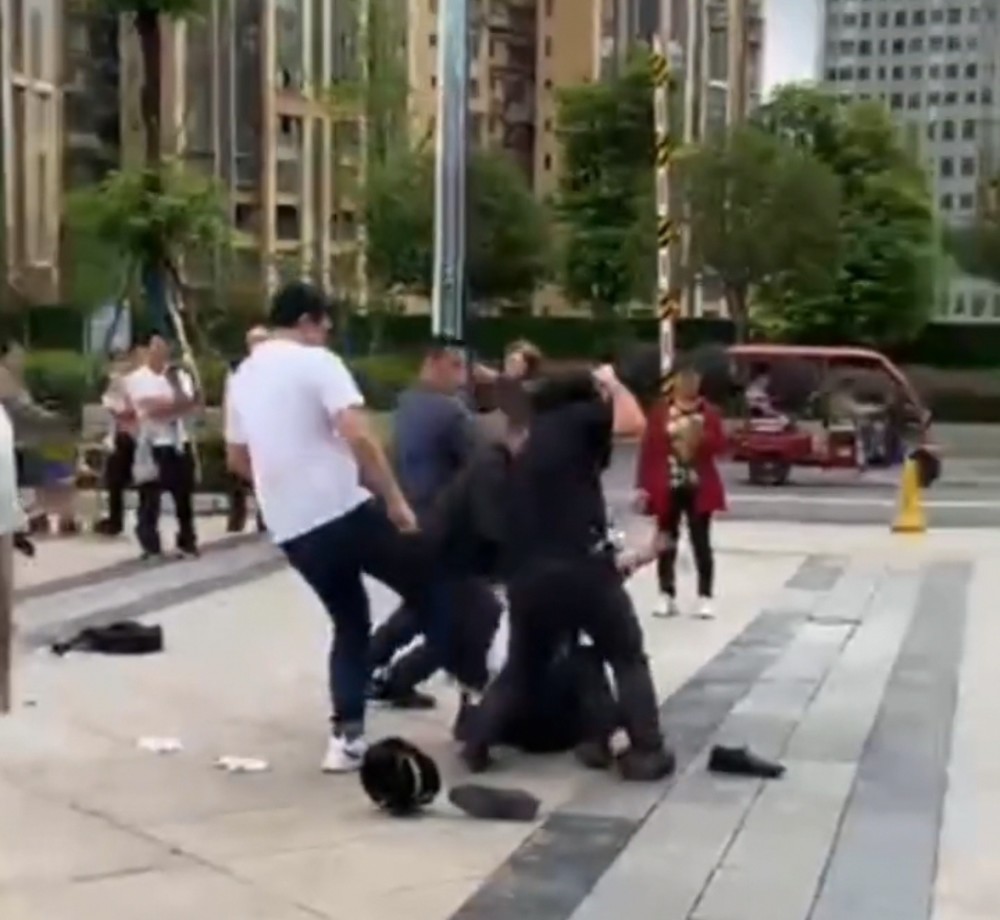 耳光|已被刑拘！四川宜宾一大妈和保安互扇耳光后，叫来4人围殴保安