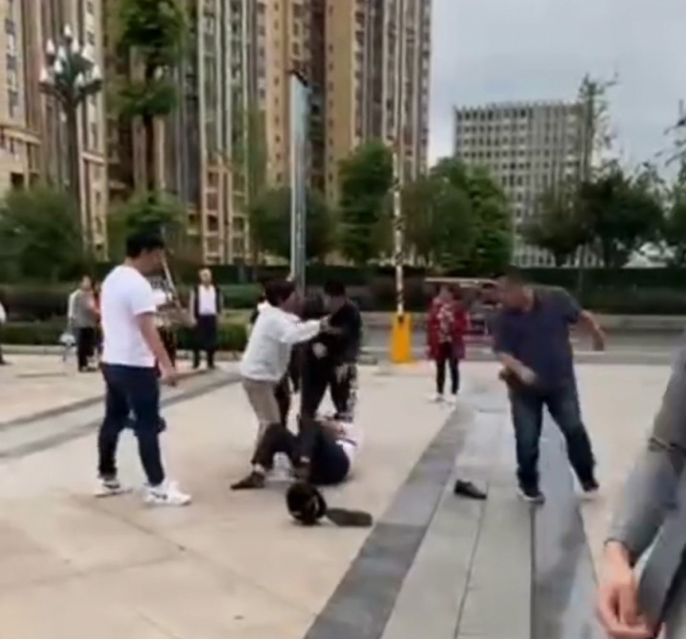 耳光|已被刑拘！四川宜宾一大妈和保安互扇耳光后，叫来4人围殴保安