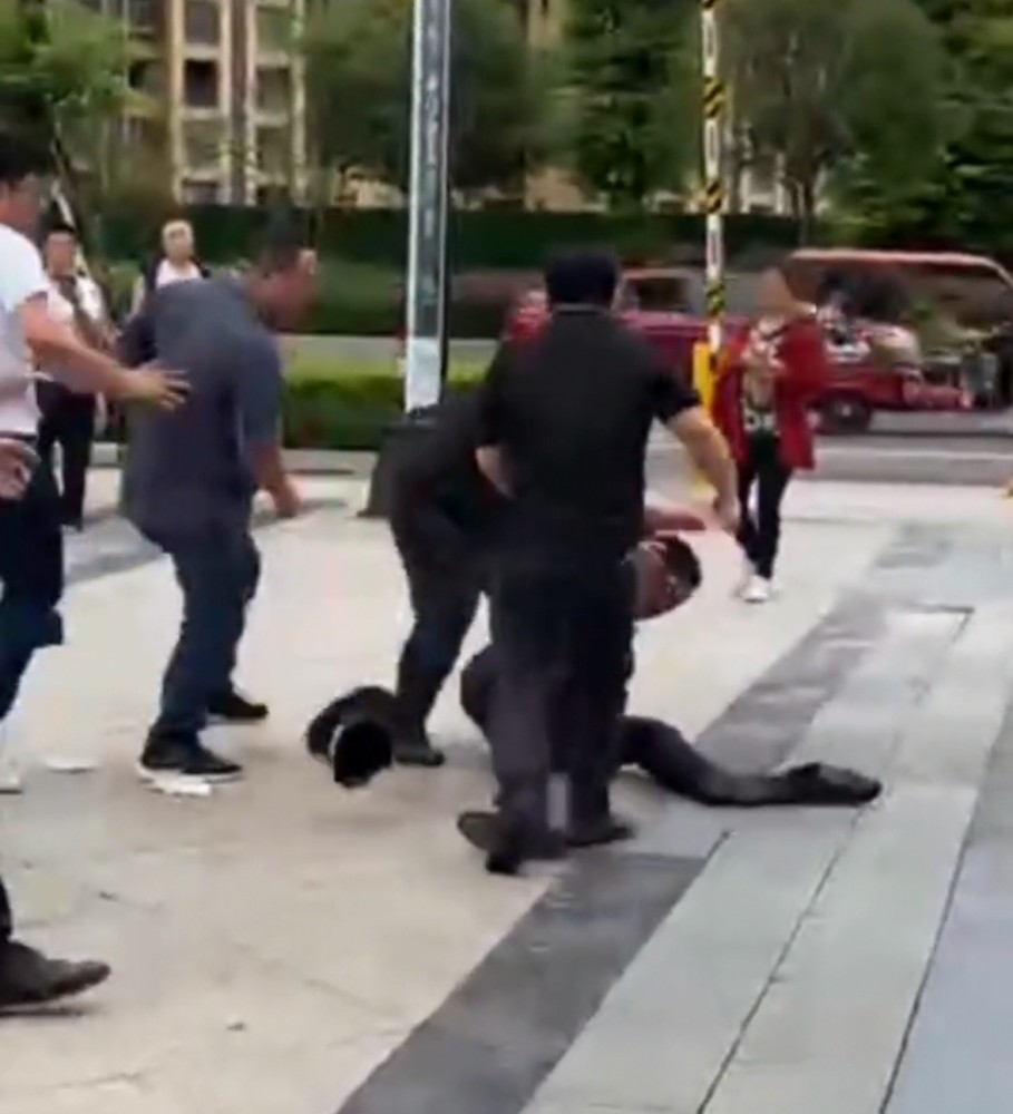 耳光|已被刑拘！四川宜宾一大妈和保安互扇耳光后，叫来4人围殴保安