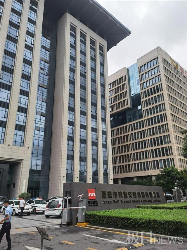 女子|地铁拽人保安系随车工作人员 女乘客:看了事发视频有些后怕