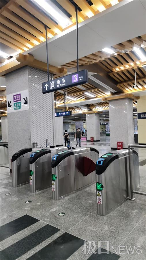 女乘客|央视网评西安地铁保安拖拽女乘客：丝毫不顾及女性的基本尊严