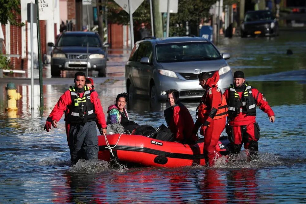 Accuweather|已造成至少60人死亡！航拍最强风暴席卷美国，飞机和铲车只能“划水”通行