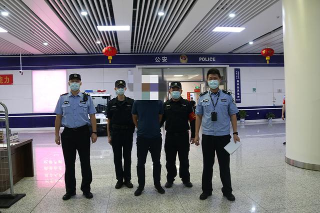 《【星图网上平台】恶心！深圳一男子偷拍乘务员裙底，被行拘5日》
