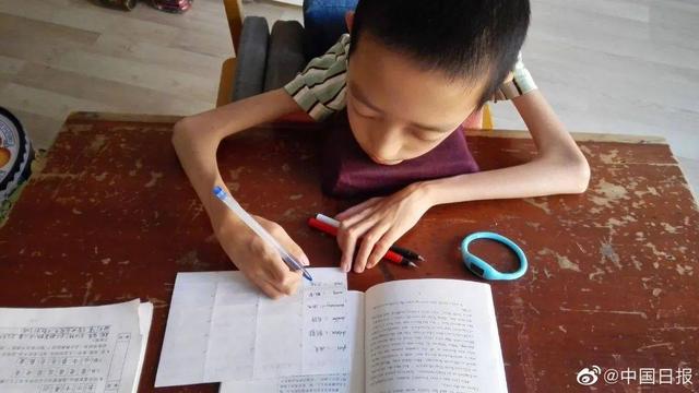 霍金|体重18公斤北航新生到校报到 活着就已经要用尽全力的他志向远大