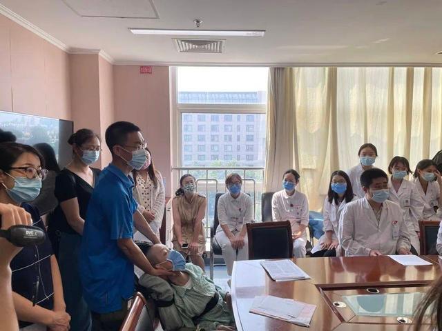 霍金|体重18公斤北航新生到校报到 活着就已经要用尽全力的他志向远大