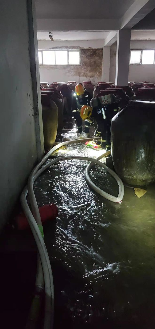 图源|地震致泸州一酒企200余吨白酒泄漏 消防员进行持续稀释防爆燃