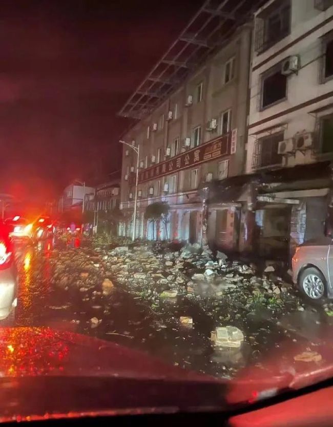 图源|地震致泸州一酒企200余吨白酒泄漏 消防员进行持续稀释防爆燃