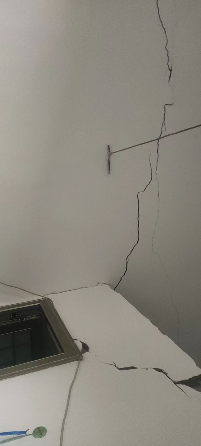 图源|地震致泸州一酒企200余吨白酒泄漏 消防员进行持续稀释防爆燃