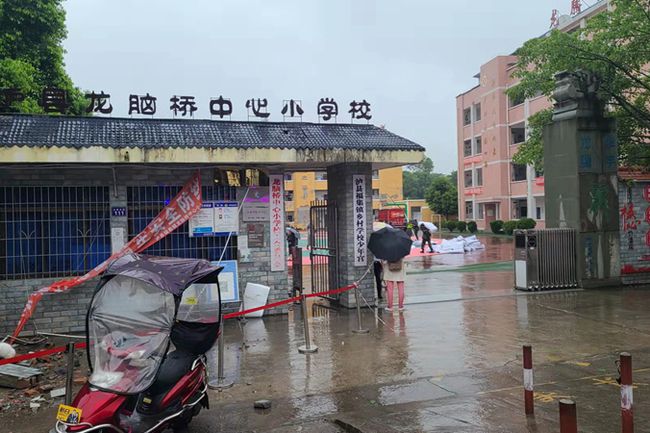 图源|地震致泸州一酒企200余吨白酒泄漏 消防员进行持续稀释防爆燃