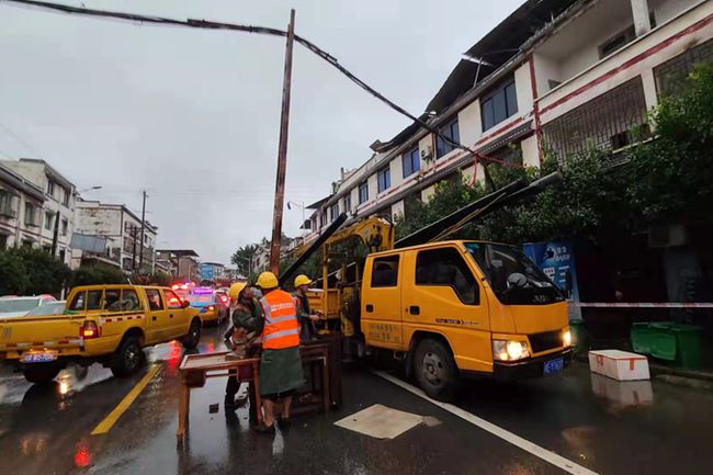 图源|地震致泸州一酒企200余吨白酒泄漏 消防员进行持续稀释防爆燃