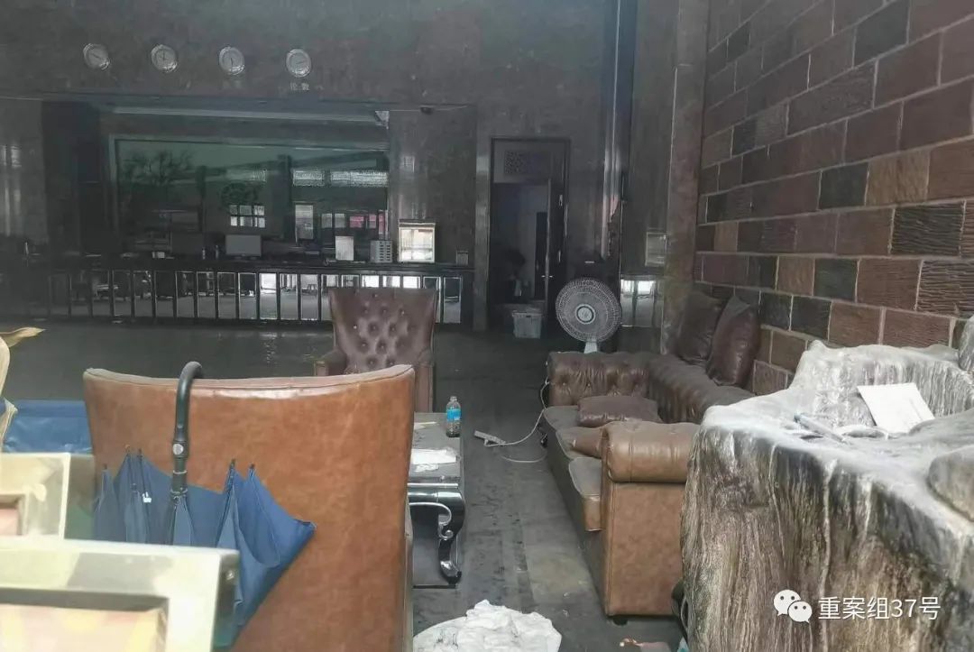 ▲金伯帆酒店被查,大厅内一片狼藉。