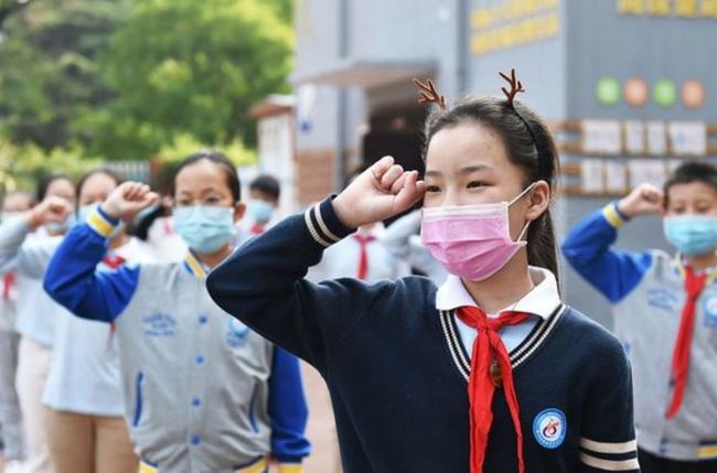 学生吃|四川一私立学生学校门口连喝11瓶奶上热搜，据悉涉事校长产业庞大