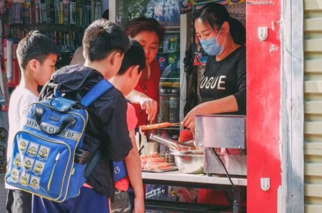 学生吃|四川一私立学生学校门口连喝11瓶奶上热搜，据悉涉事校长产业庞大