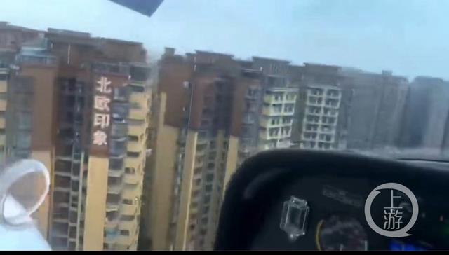居民楼|小飞机低空穿越成都人口稠密区 最低飞行高度已低于住宅高度