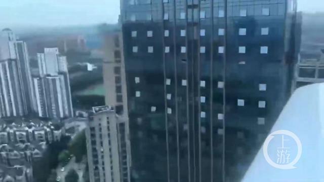 居民楼|小飞机低空穿越成都人口稠密区 最低飞行高度已低于住宅高度