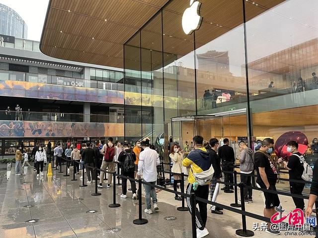 发售|iPhone13发售 市民冒雨长队购买苹果新品