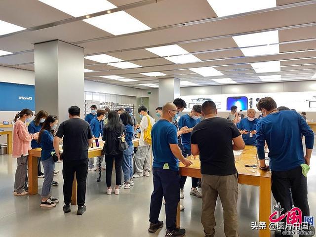 发售|iPhone13发售 市民冒雨长队购买苹果新品