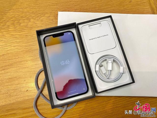 发售|iPhone13发售 市民冒雨长队购买苹果新品