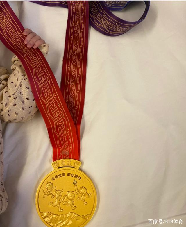 金牌|许昕晒二胎女儿握金牌照片 夺冠与二胎女儿出生在同一天