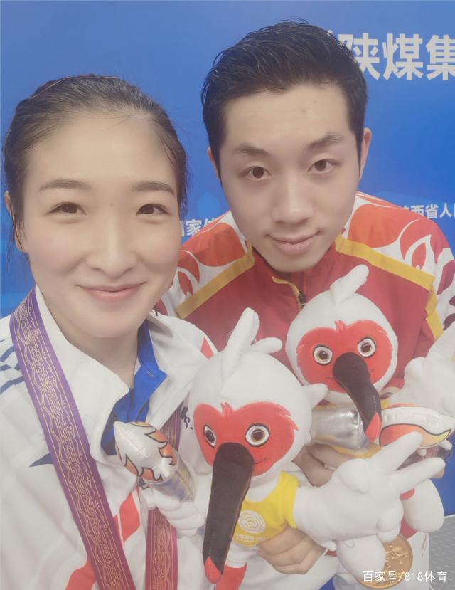 金牌|许昕晒二胎女儿握金牌照片 夺冠与二胎女儿出生在同一天