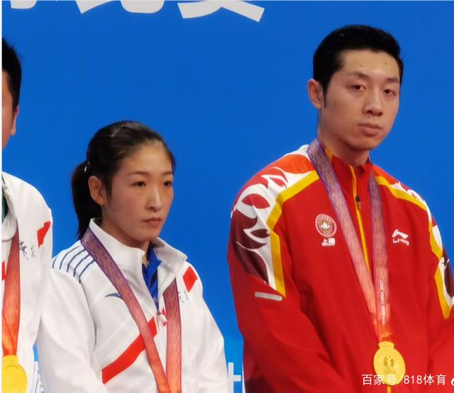 金牌|许昕晒二胎女儿握金牌照片 夺冠与二胎女儿出生在同一天