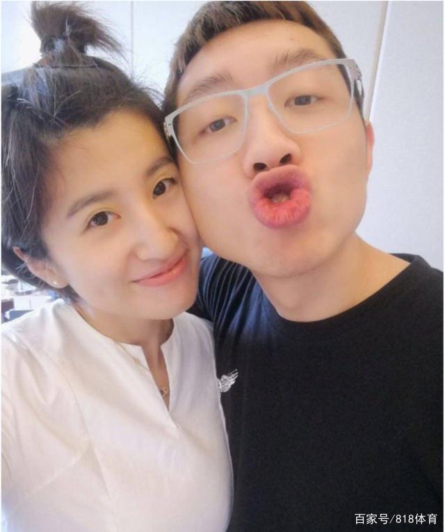 金牌|许昕晒二胎女儿握金牌照片 夺冠与二胎女儿出生在同一天