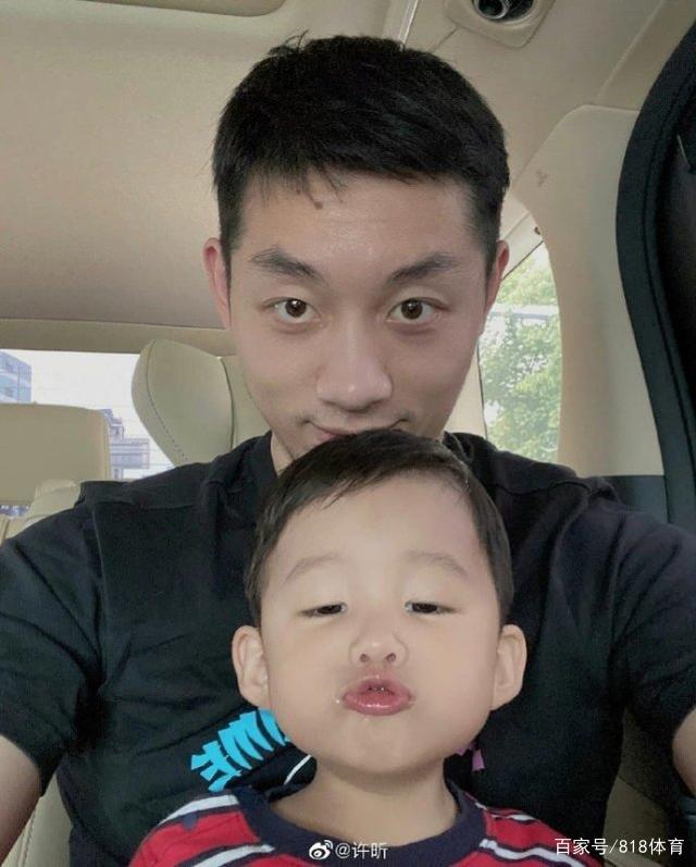 金牌|许昕晒二胎女儿握金牌照片 夺冠与二胎女儿出生在同一天