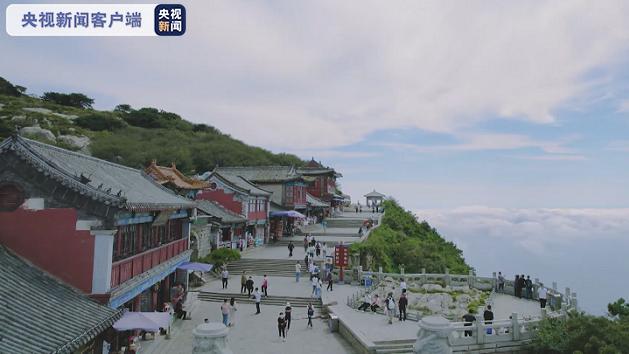 景区|游客量暴涨 泰山暂停销售夜间门票 达到最大瞬时承载量