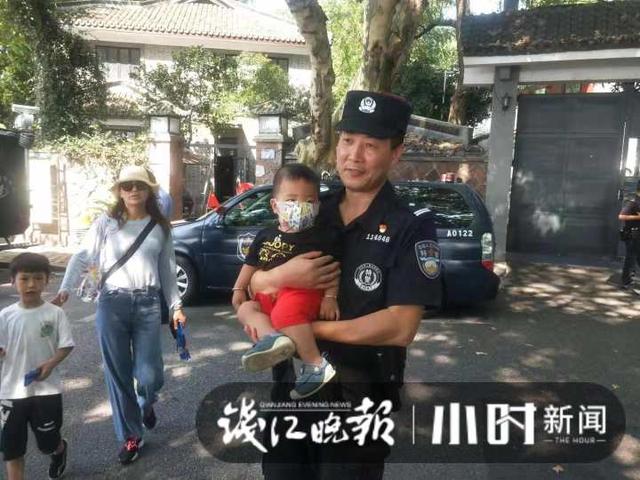 西湖景区|国庆首日景点人从众 警察蜀黍们忙不停