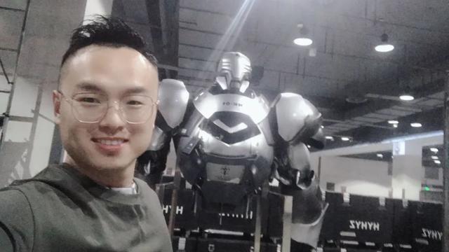 王铭|从退伍军人到“机甲小哥”！揭秘威震天真身：踩高跷的段子手