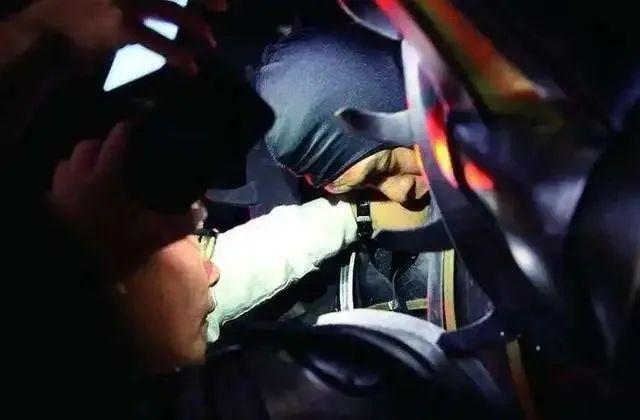 王铭|从退伍军人到“机甲小哥”！揭秘威震天真身：踩高跷的段子手