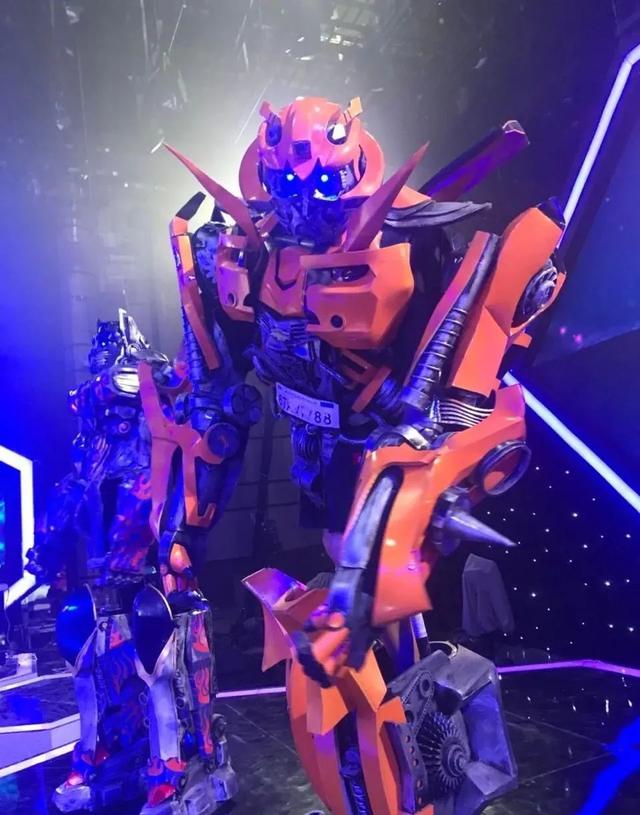 王铭|从退伍军人到“机甲小哥”！揭秘威震天真身：踩高跷的段子手