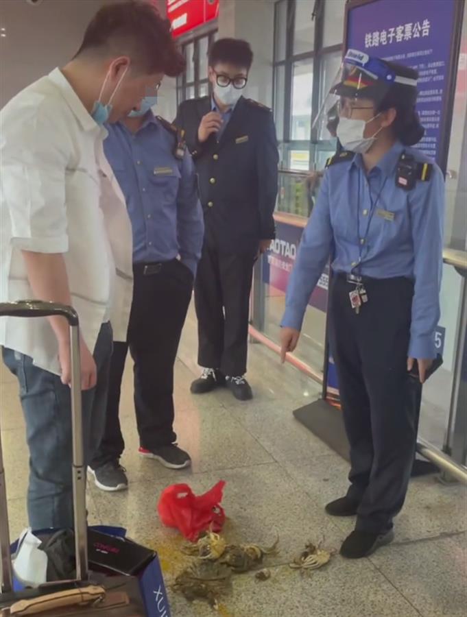 男子|铁路部门回应来了！活蟹不让上高铁？男子踩死后带上车