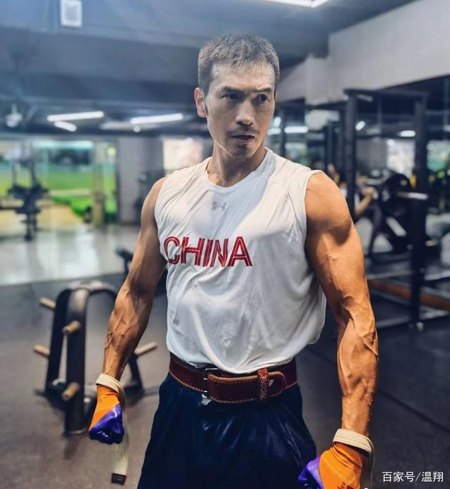 演员|粉丝心疼不已，罗云熙拍戏意外受伤！对手演员发文致歉并否戴戒指