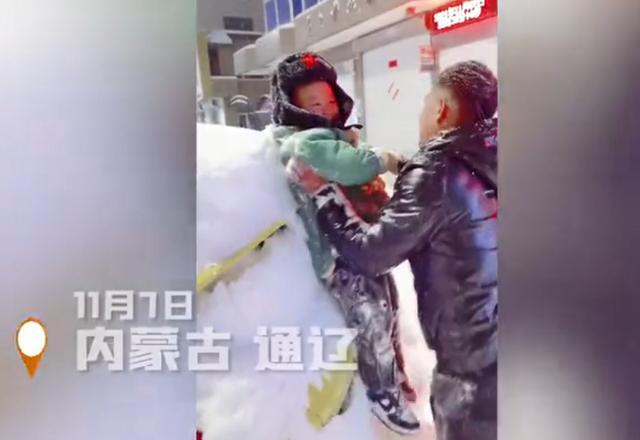 孩子|亲爹认证! 爸爸抱2岁儿子当抹布给车扫雪,＂人肉抹布＂一脸开心