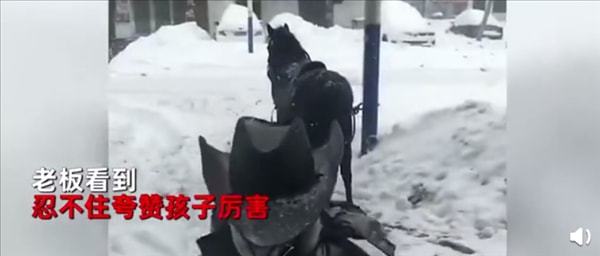 硬核|牛仔很忙!暴雪天小男孩骑马去吃米线 家长:给他练胆