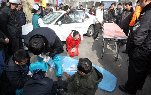 女司機撞人後跪地求原諒 自稱有身孕