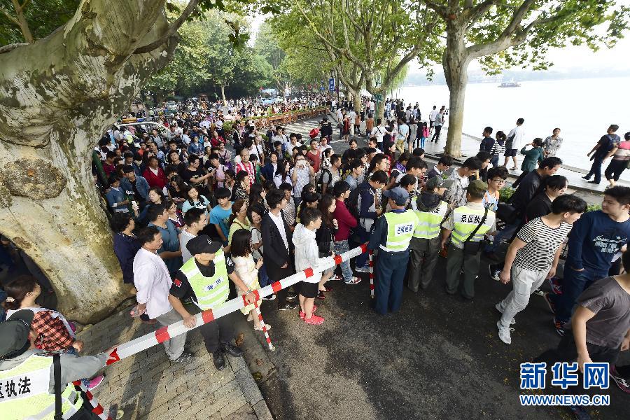#（社会）（3）国庆长假首日各地游人如潮