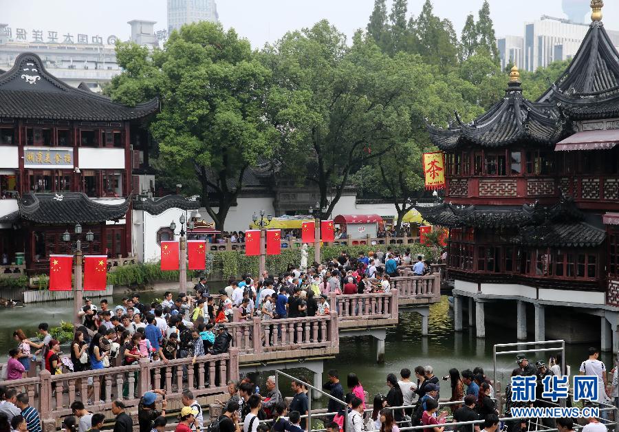 （社会）（2）上海：长假首日出游忙