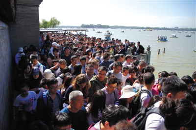 昨日，北京颐和园十七孔桥上人群众多。图/CFP